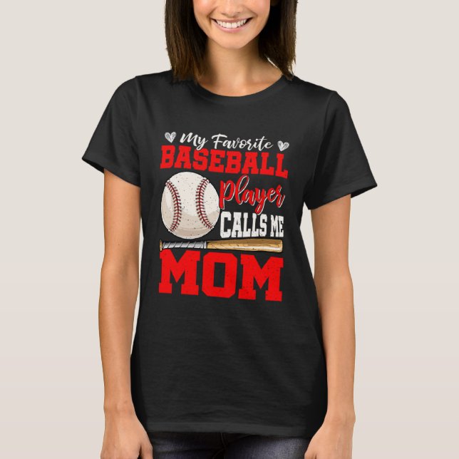 Camiseta My Favorite Baseball Player Calls Me Mom Cute Moth (Frente)