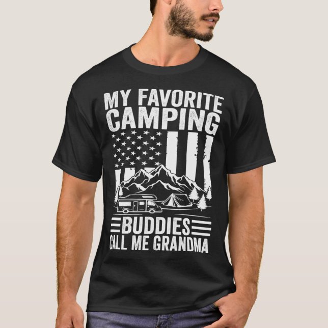 Camiseta My Favorite Camping Buddies Call Me Grandma Americ (Frente)