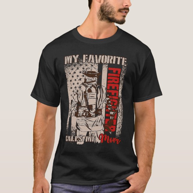 Camiseta My Favorite Firefighter Calls Me Mom Fireman Desig (Frente)