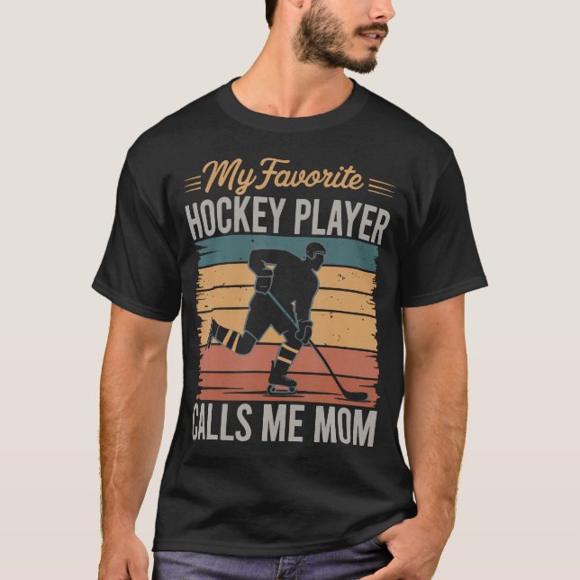 Camiseta My Favorite Hockey Player Calls Me Mom Retro Vinta (Frente)