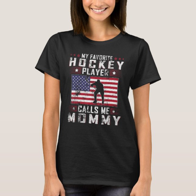 Camiseta My Favorite Hockey Player Calls Me Mommy Mother Da (Frente)
