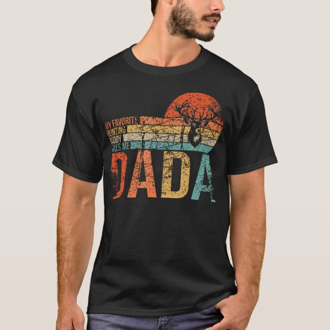 Camiseta My Favorite Hunting Buddy Calls Me Dada Love Deer  (Frente)