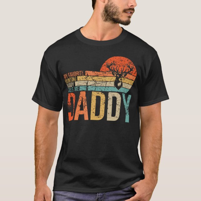 Camiseta My Favorite Hunting Buddy Calls Me Daddy Love Deer (Frente)