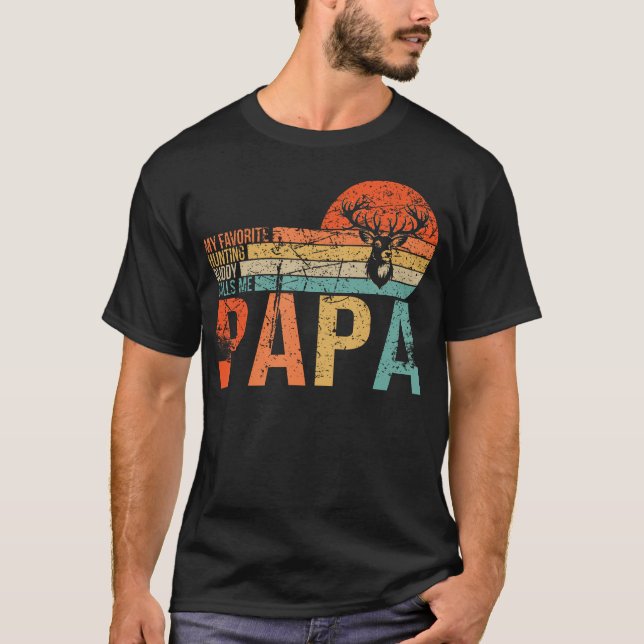 Camiseta My Favorite Hunting Buddy Calls Me Papa Love Deer  (Frente)