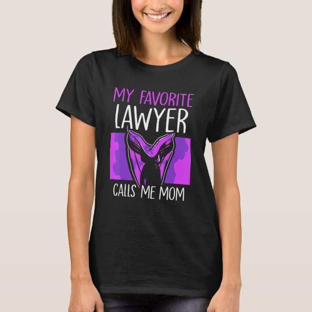 Camiseta My Favorite Lawyer Calls Me Mom Attorney Advocate  (Frente)