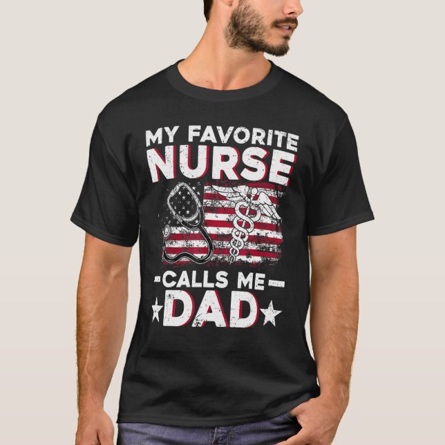 Camiseta My Favorite Nurse Calls Me Dad  Fathers Day Papa (Frente)