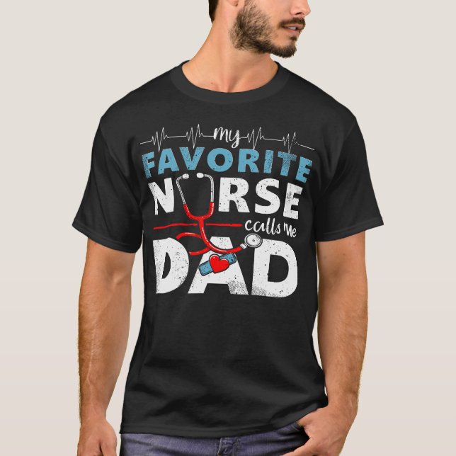 Camiseta My Favorite Nurse Calls Me Dad  Father'S Day Rn He (Frente)