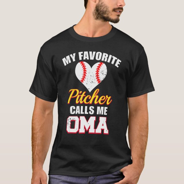 Camiseta My Favorite Pitcher Calls Me Oma Pitcher Baseball  (Frente)