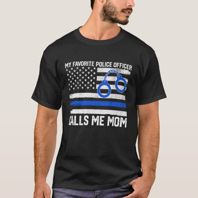 Camiseta My Favorite Police Officer Calls Me Mom Police Mom (Frente)