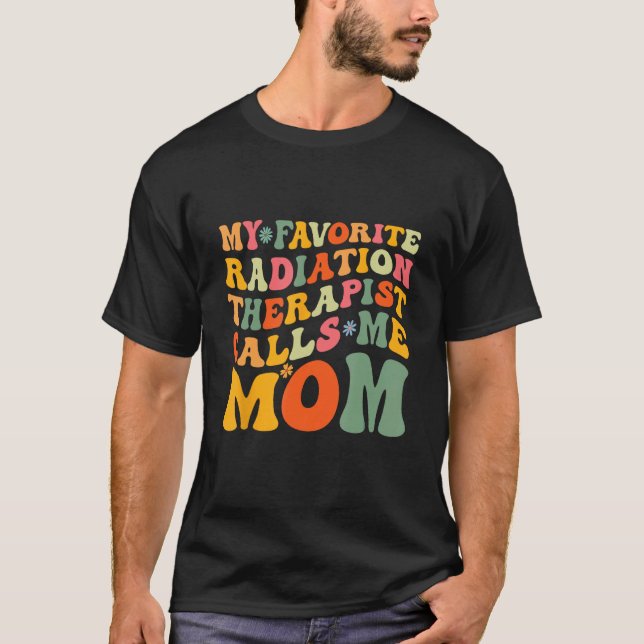 Camiseta My Favorite Radiation Therapist Calls Me Mom Mothe (Frente)