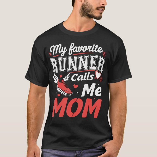 Camiseta My Favorite Runner Calls Me Mom Funny Running For  (Frente)