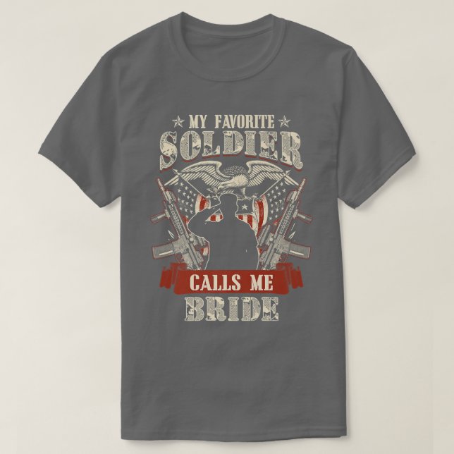 Camiseta My Favorite Soldier Calls me Bride Proud Army Fami (Frente do Design)