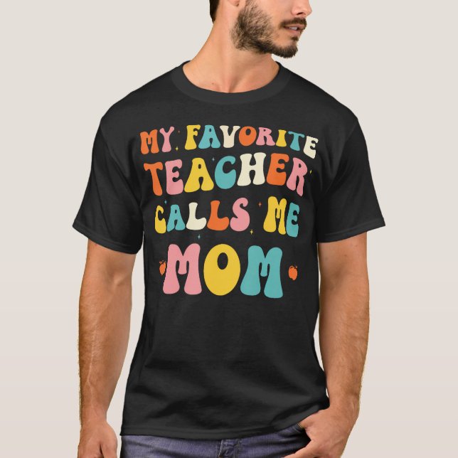 Camiseta My Favorite Teacher Calls Me Mom Funny Groovy Teac (Frente)