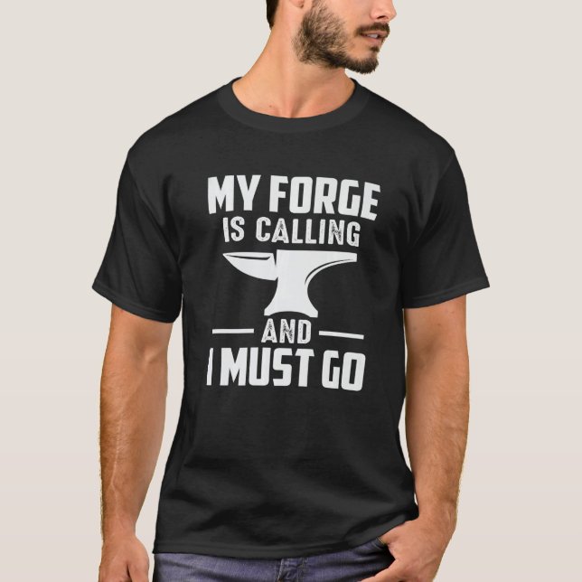 Camiseta My Forge Is Calling And I Must Go Blacksmith Premi (Frente)