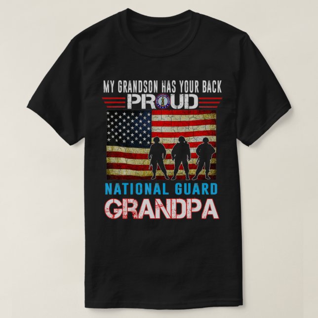 Camiseta My Grandson Has Your Back Proud National Guard Gra (Frente do Design)