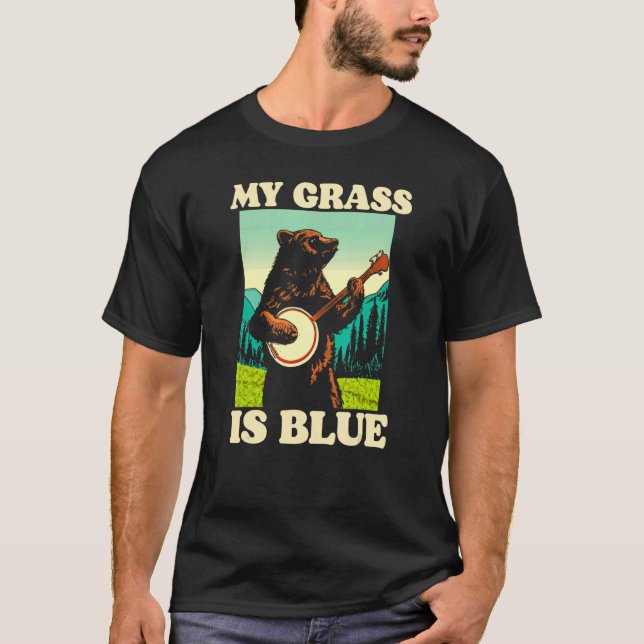 Camiseta My Grass Is Blue Banjo Bear Retro Nature Graphic (Frente)