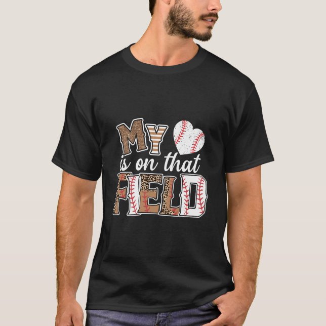 Camiseta My He Is On T Field T Ball Leopard T Ball Mom (Frente)