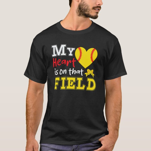 Camiseta My Heart is on that Field Softball  Softball Mom (Frente)