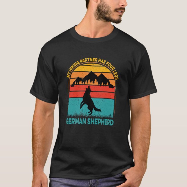 Camiseta My Hiking Partner Has Four Legs German Shepherd (Frente)