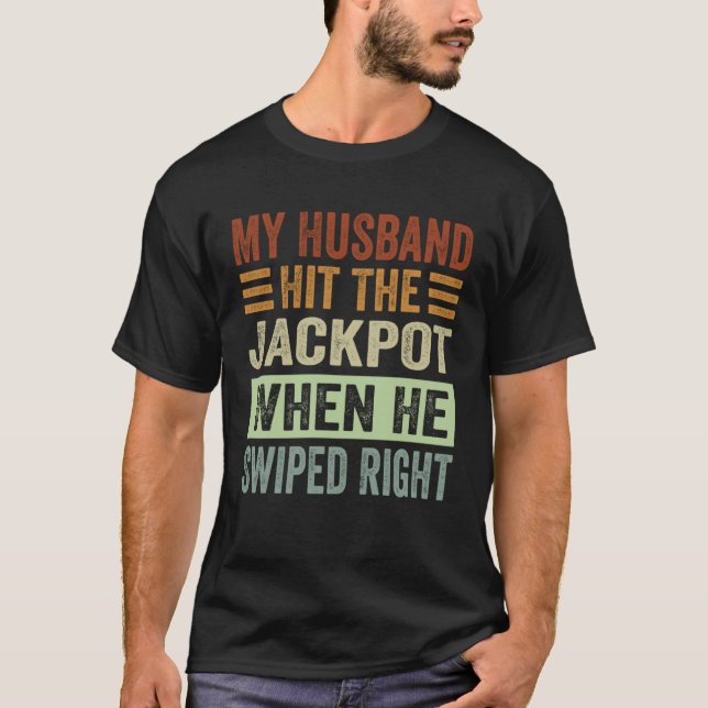 Camiseta My Husband Hit The Jackpot When He Swiped Right (Frente)