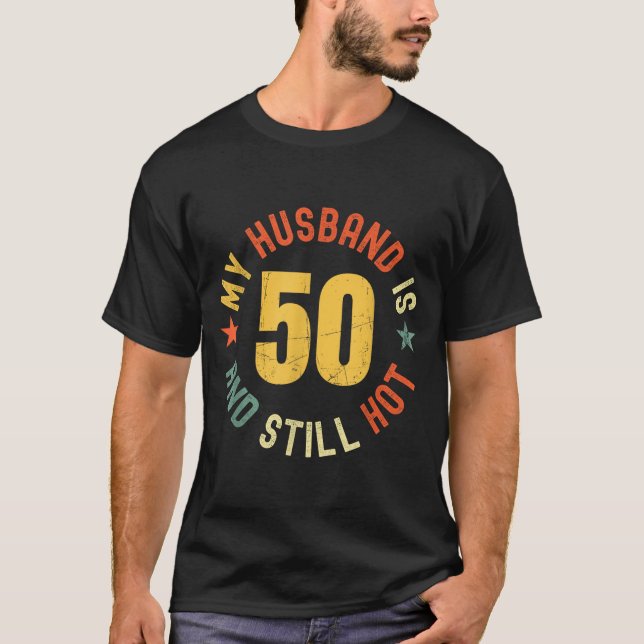 Camiseta My Husband Is 50 And Still Hot Funny Quote 50th Bi (Frente)