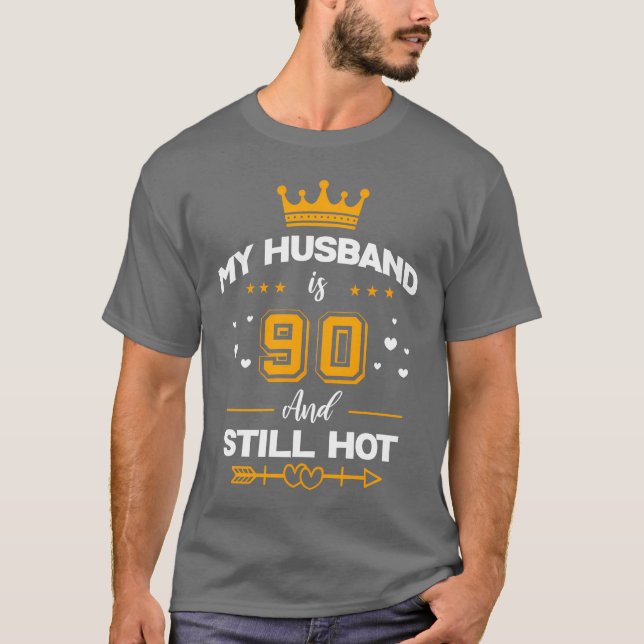 Camiseta My Husband Is 90 And Still Hot 90Th Py boy (Frente)
