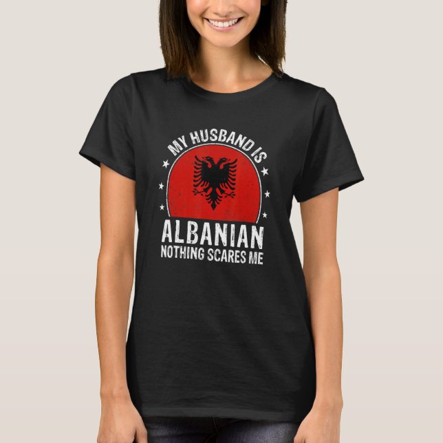 Camiseta My Husband Is Albanian Nothing Scares Me Albanian  (Frente)