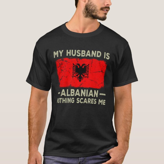 Camiseta My Husband is Albanian Nothing Scares Me Wife (Frente)