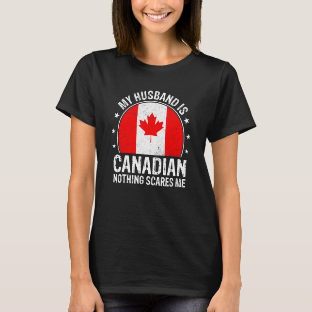 Camiseta My Husband Is Canadian Nothing Scares Me Canadian  (Frente)