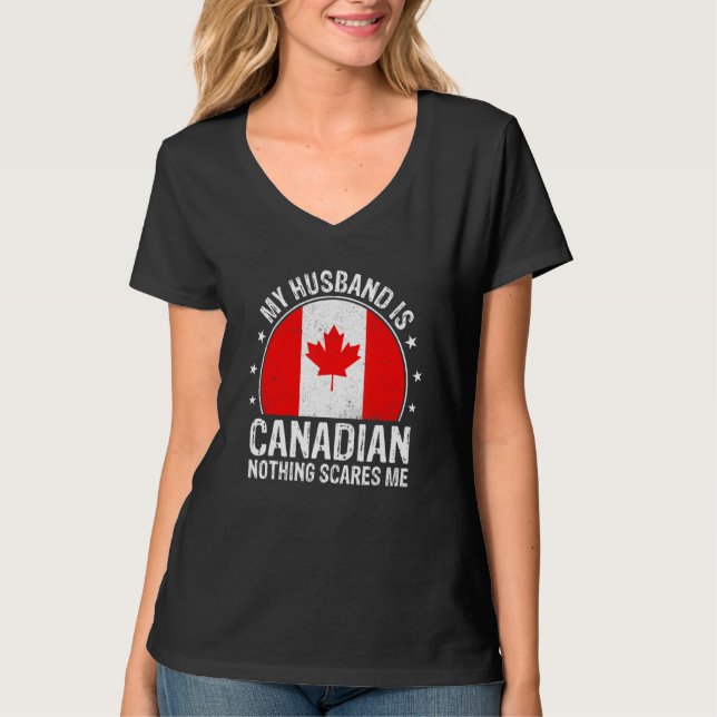 Camiseta My Husband Is Canadian Nothing Scares Me Canadian  (Frente)
