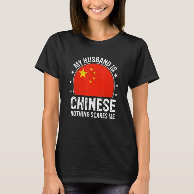Camiseta My Husband Is Chinese Nothing Scares Me Chinese Hu (Frente)