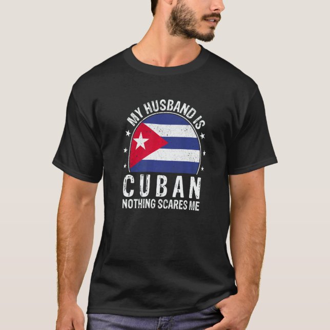 Camiseta My Husband Is Cuban Nothing Scares Me Cuban Husban (Frente)