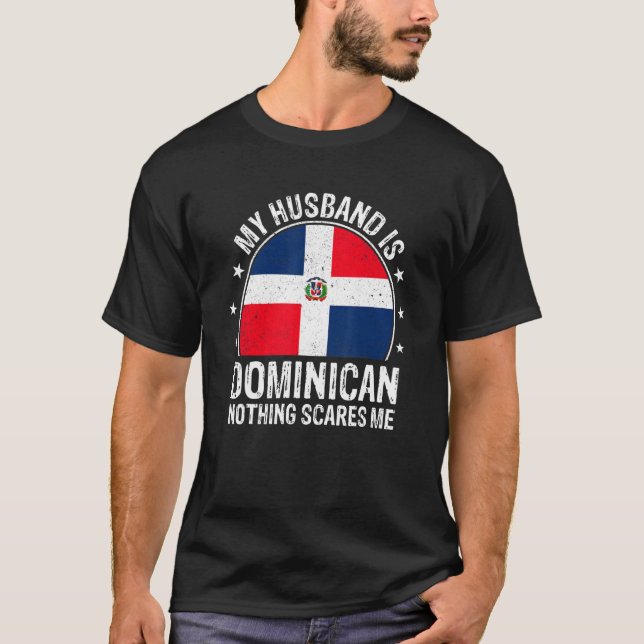 Camiseta My Husband Is Dominican Nothing Scares Me Dominica (Frente)