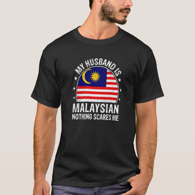 Camiseta My Husband Is Malaysian Nothing Scares Me Malaysia (Frente)