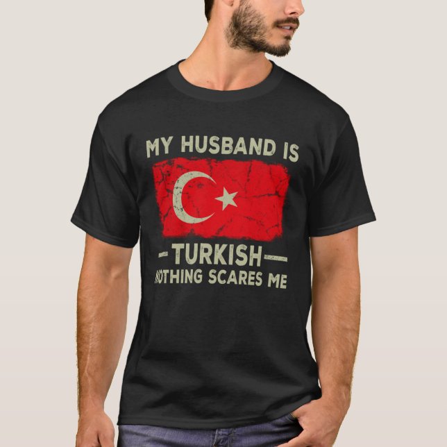 Camiseta My Husband is Turkish Nothing Scares Me Wife (Frente)