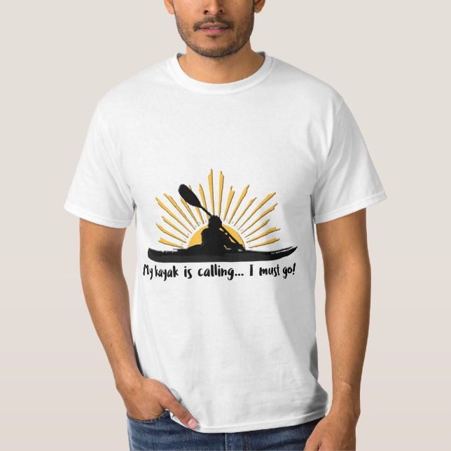 Camiseta My kayak is calling I must go Funny I love Kayakin (Frente)