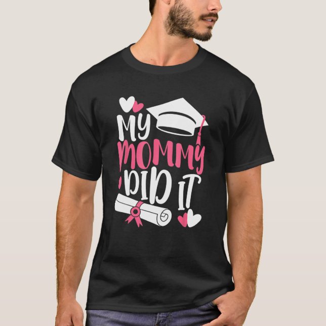 Camiseta My Mommy Did It Graduation Graduated Mom Proud Chi (Frente)