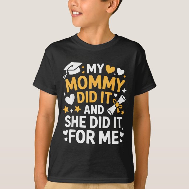 Camiseta My Mommy Did It Graduation Graduated Mom Proud Chi (Frente)