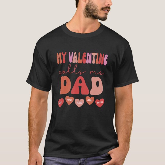 Camiseta My Valentine Calls Me Dad Retro Groovy Valentines  (Frente)