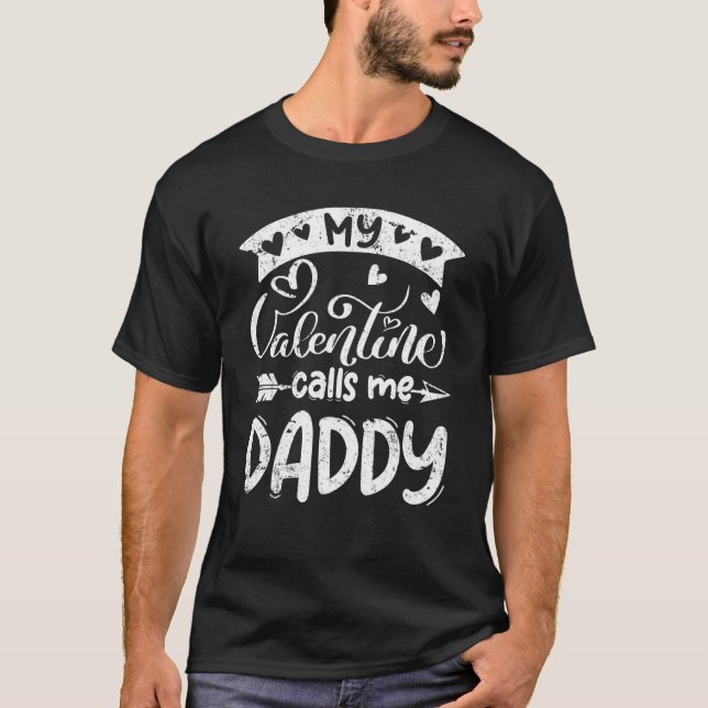 Camiseta My Valentine Calls Me Daddy Valentines Day Matchin (Frente)