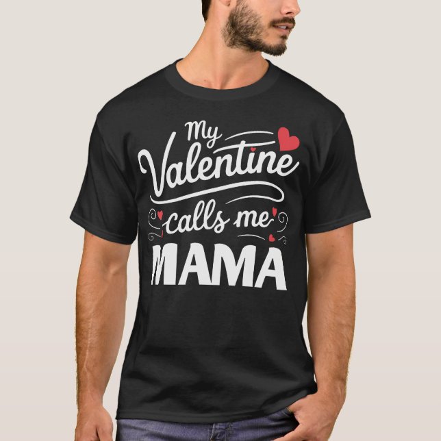 Camiseta My Valentine Calls Me Mama Retro Groovy Valentines (Frente)