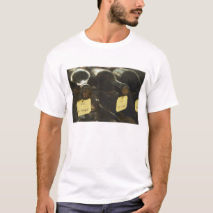 Camiseta Na adega subterrânea: garrafas deitadas em
