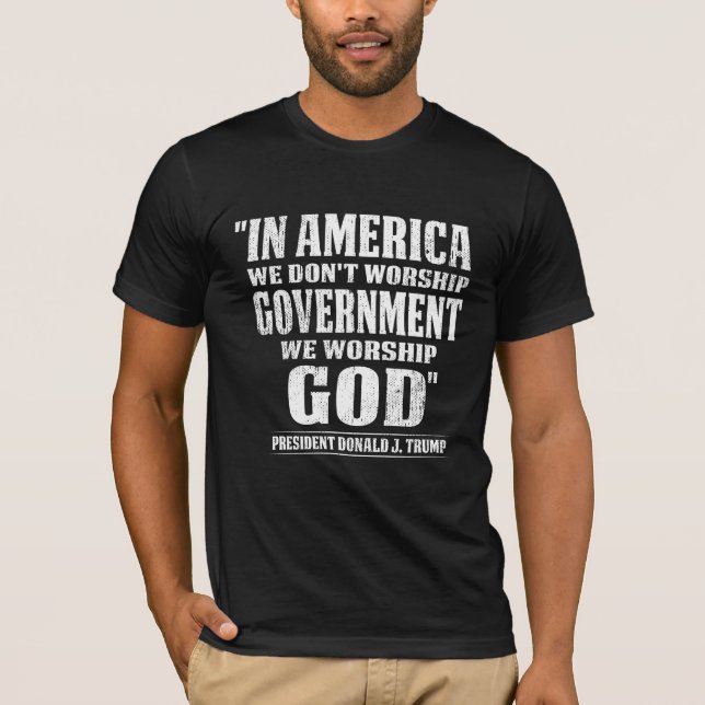 Camiseta na América não temos culto governo, tropeço (Frente)