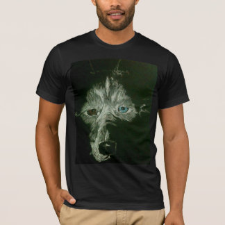 Camiseta na escuridão