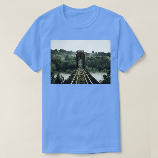 Camiseta Na estrada de ferro nebulosa (Frente do Design)
