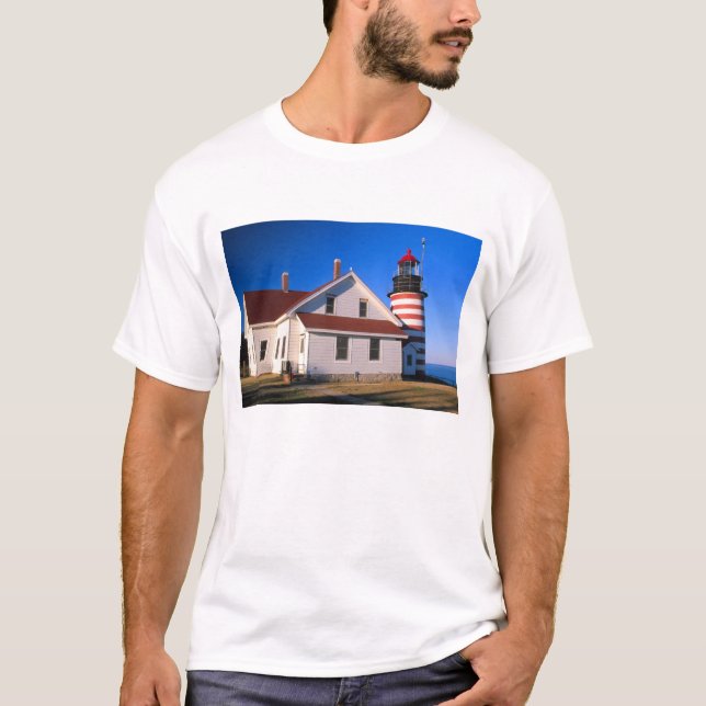 Camiseta NA, EUA, Maine.  Farol de West Quoddy perto (Frente)