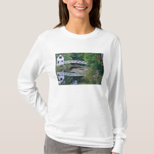 Camiseta NA, EUA, Maine. Ponte sobre lago em Somesville.