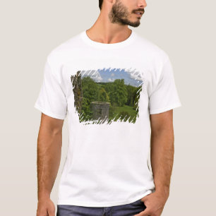 Camiseta Na Irlanda, no Castelo de Blarney uma torre de ped