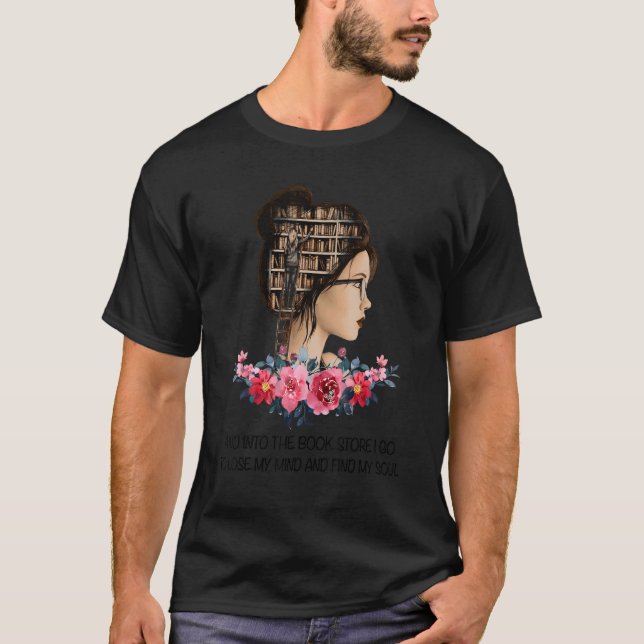 Camiseta Na Loja De Livros Eu Vou Ao Perder E Encontro (Frente)