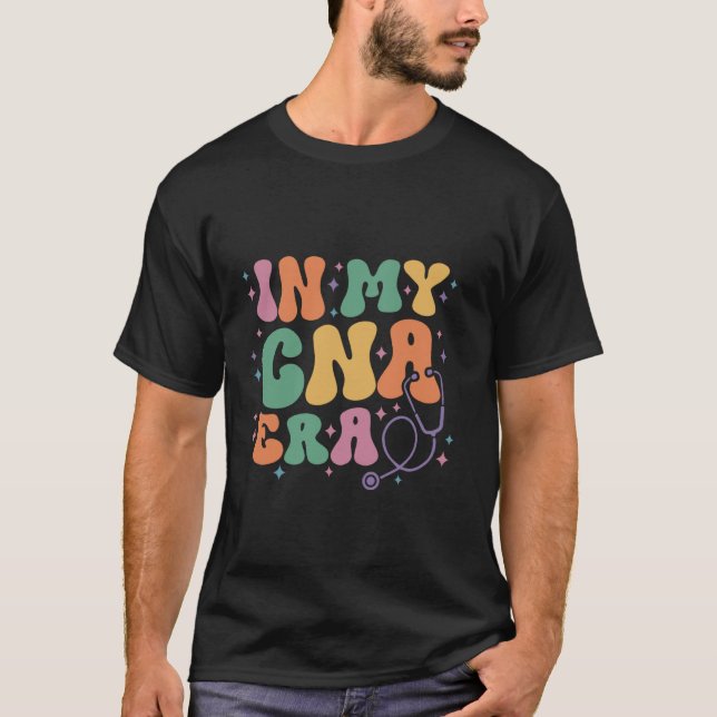 Camiseta Na Minha Era de CNA Groovy Assistente de Vida Enfe (Frente)
